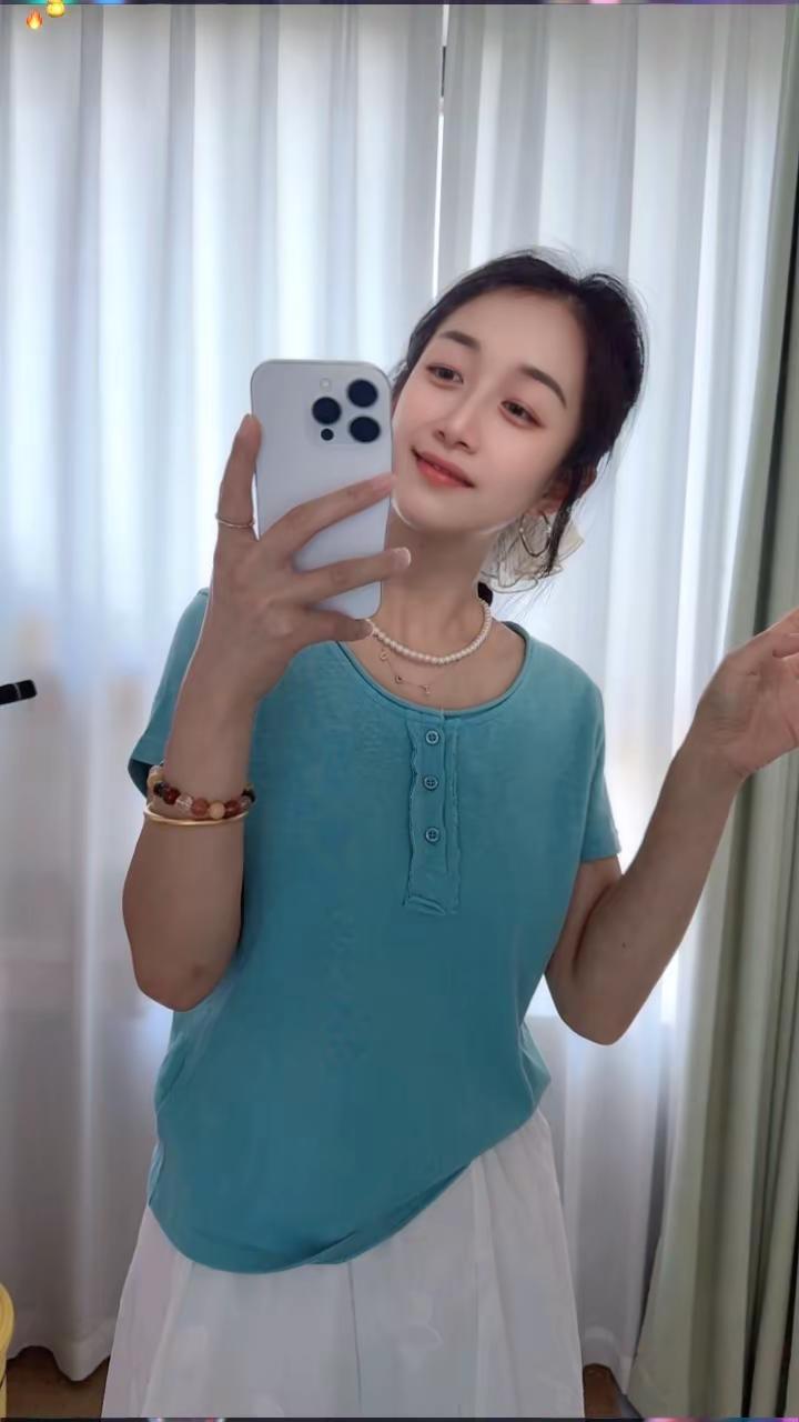 一抹清润湖蓝，碰撞素雅的蒲公英半裙。不必刻意雕琢，简简单单的搭配，就藏着夏日独有