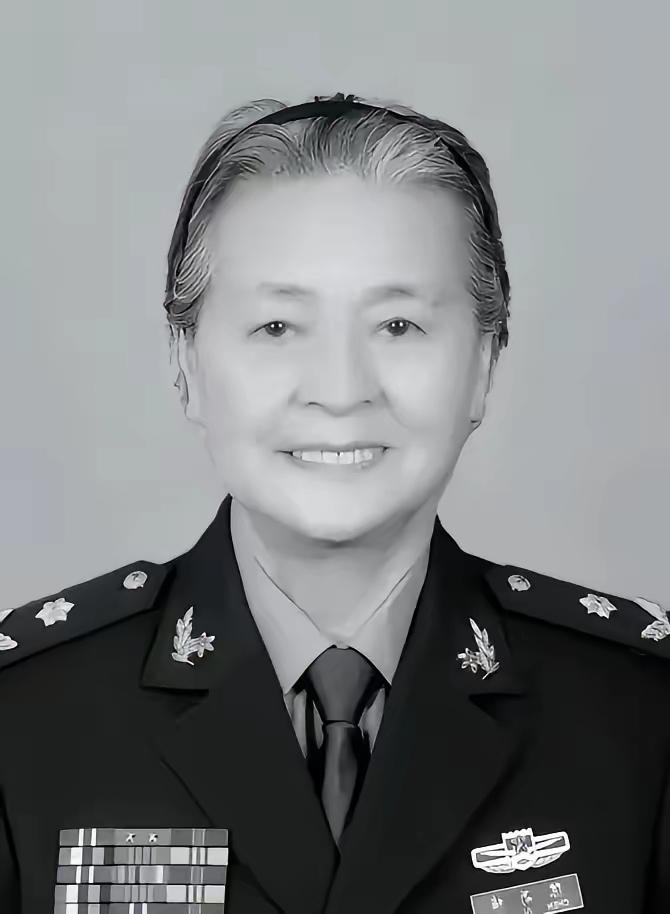 2008年的汶川地震，成都军区某位军长，猛的从凳子上站了起来，厉声训斥一名手下：