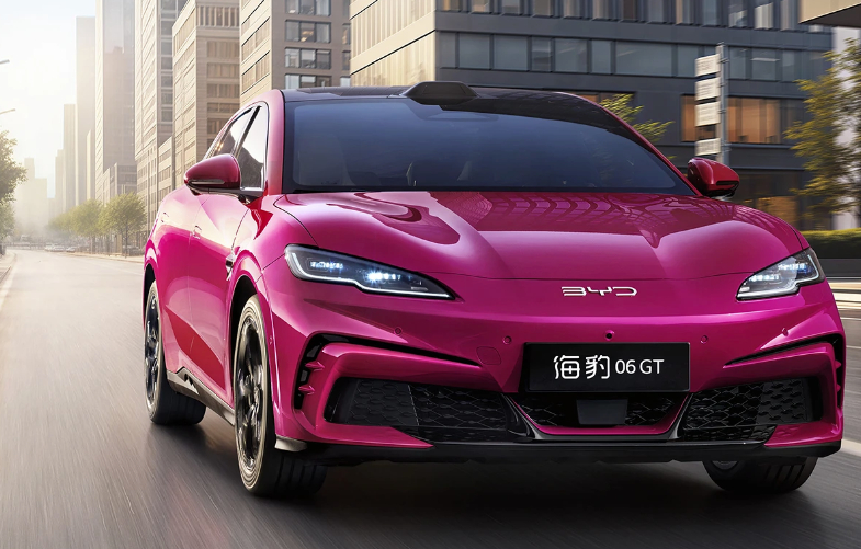 新能源产销两旺。1-7月新能源汽车产销量均超820万辆，同比增长超三成，出口13