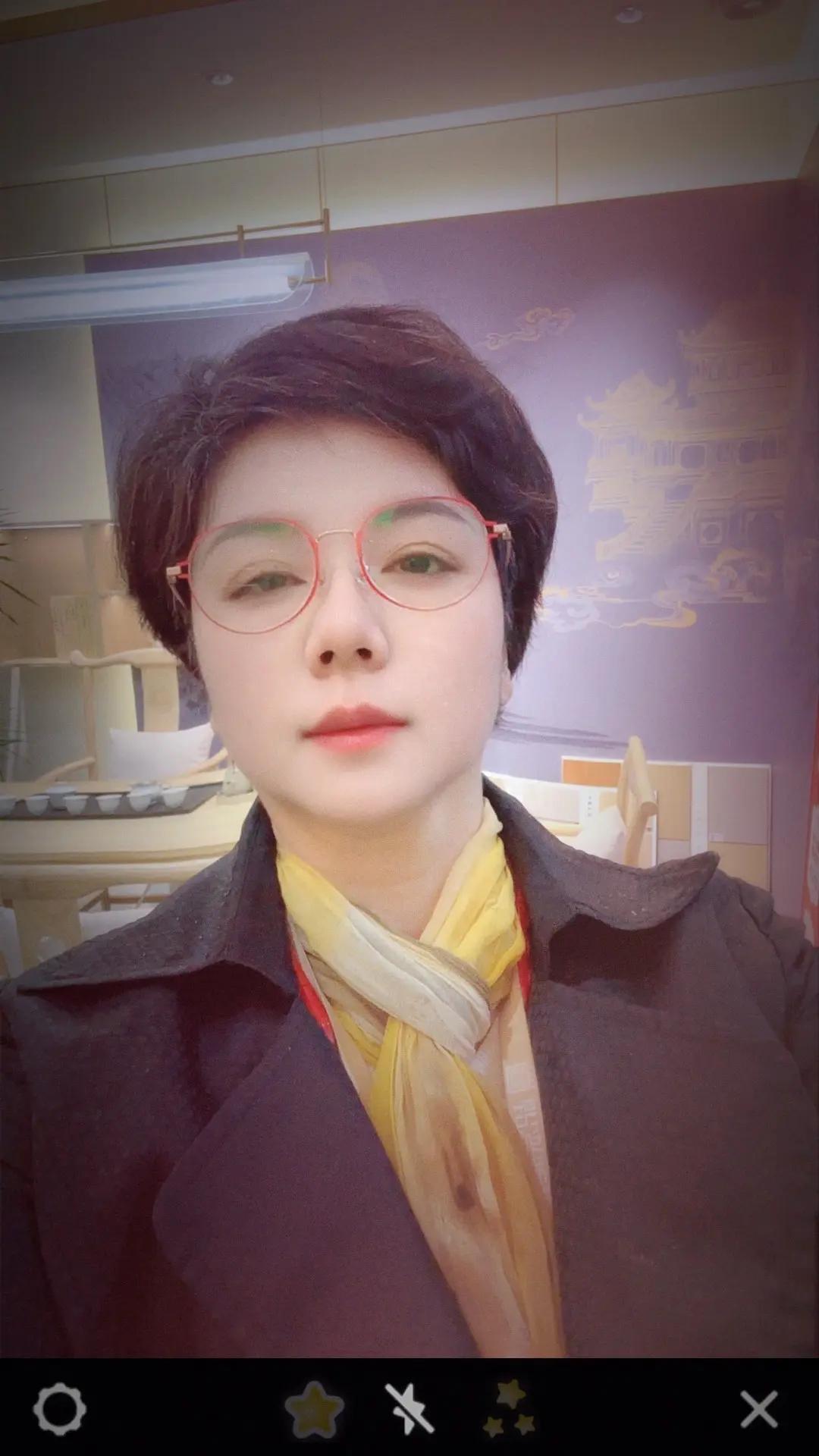 爱拍照的我 学唱几句地方戏曲！放松一下心情！ 唱一段淮剧望友友们不要见笑，臭美了