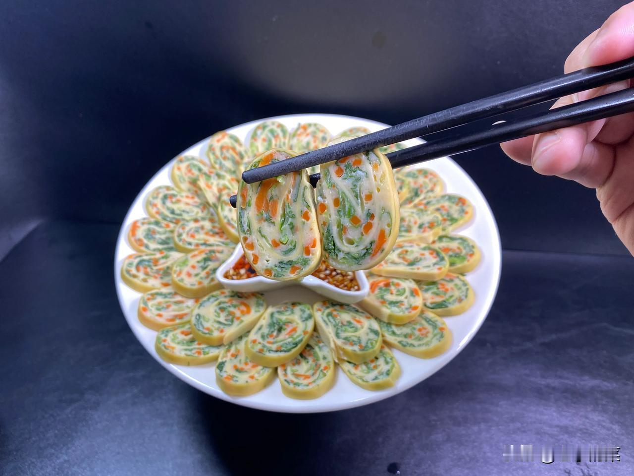 小白菜创意新做法，这样做的小白菜好看还好吃，小白菜和胡萝卜清洗干净之后焯一下水，
