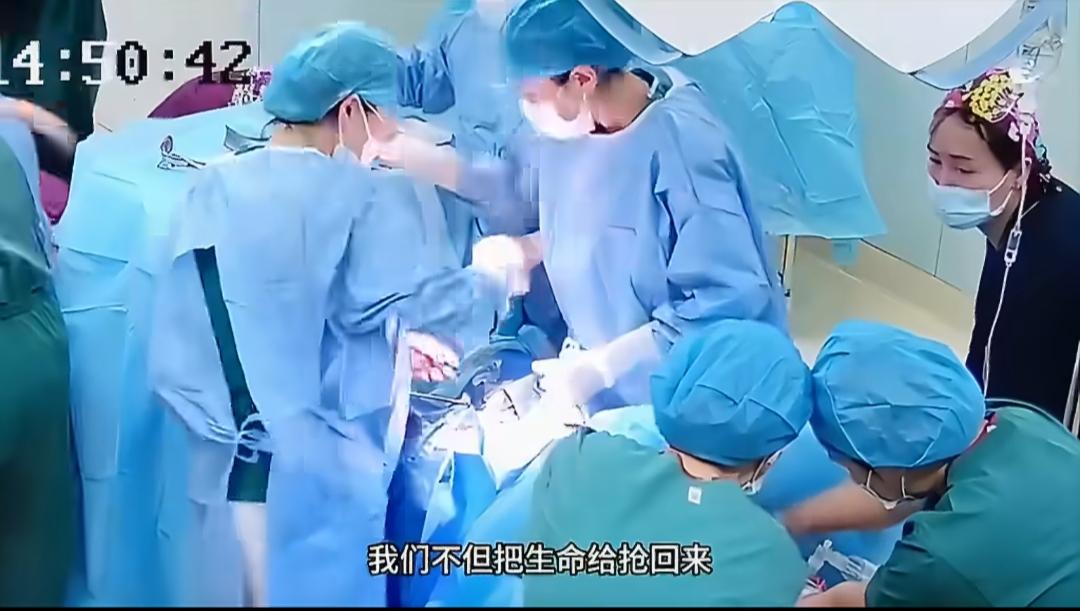 最近32岁产妇羊水栓塞成植物人的事件引发了很多人的关注，也让大家再次见识到了分娩