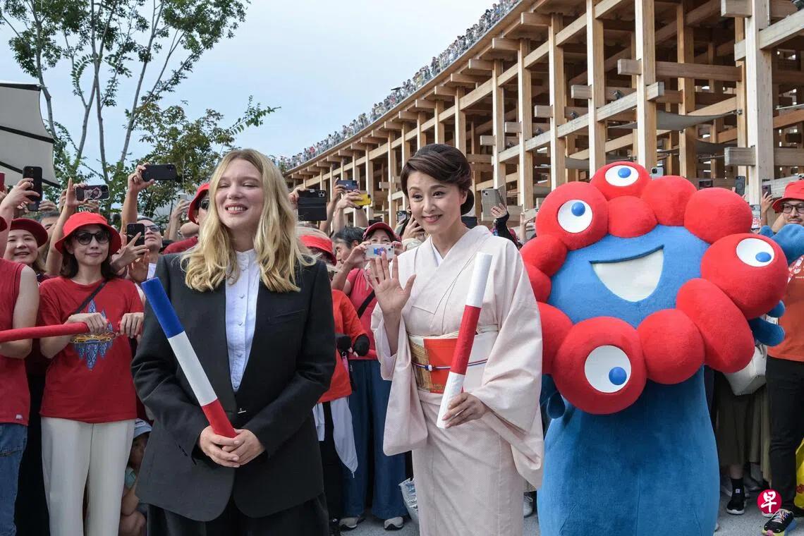 9月13日，在大阪世博会法国馆附近举行的“法国日”庆祝活动中，法国女演员赛杜（左