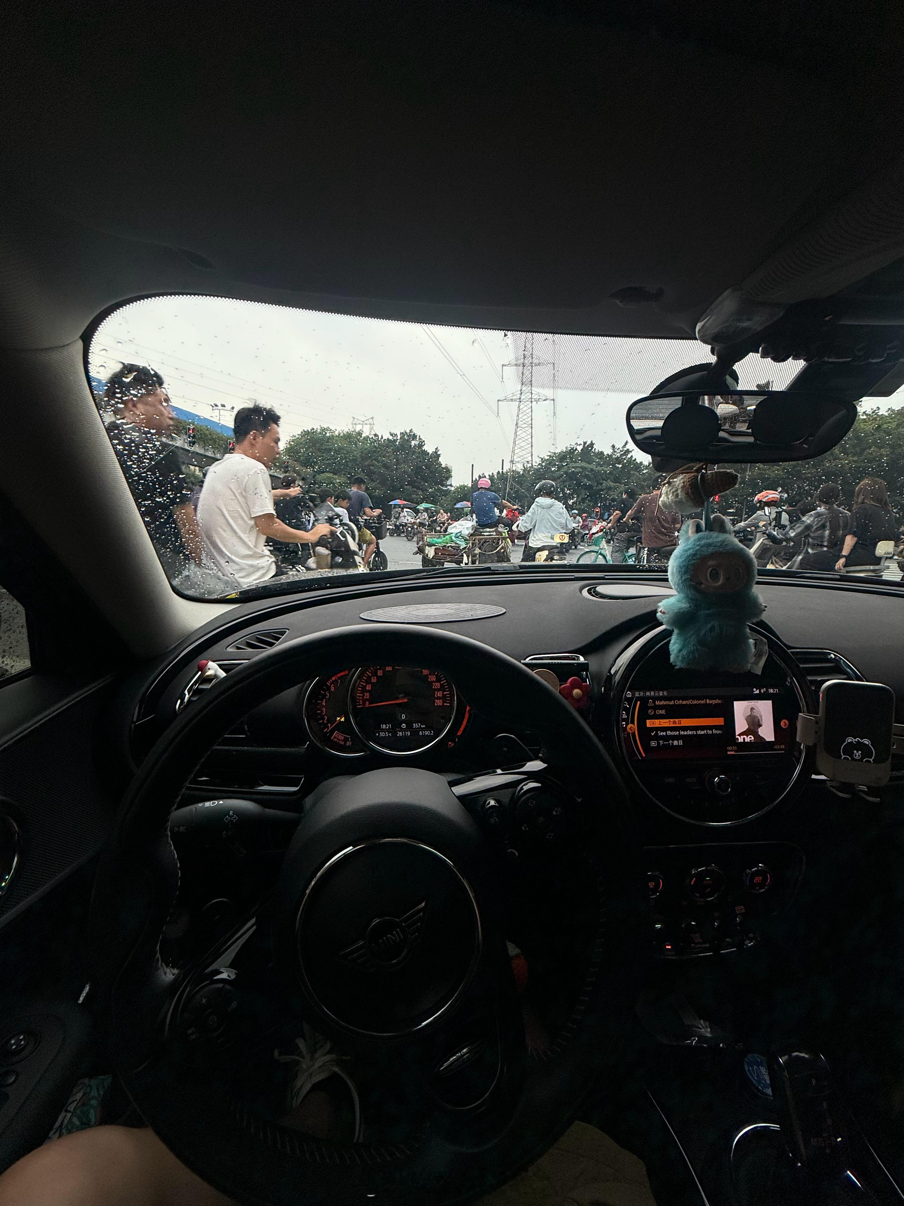 这样的街景魔幻带点抽象～这可是在广州海珠区中心区我与汽车的日常