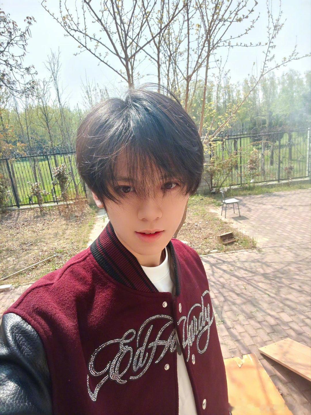 左航的阳光下自拍少年和阳光就是绝配素颜好清爽要被航酱治愈啦