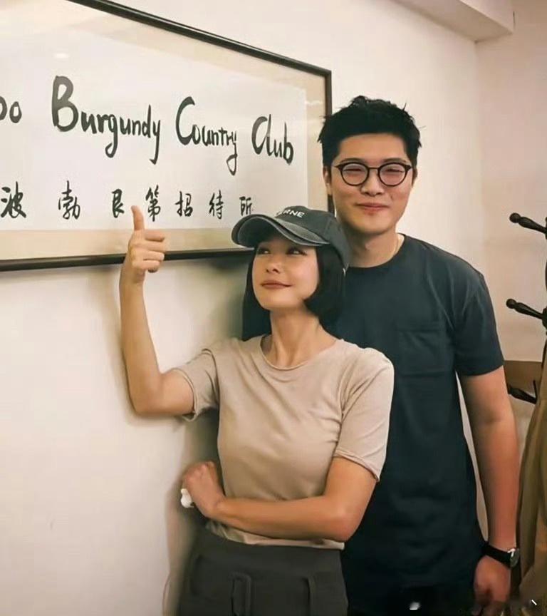 46岁的秦岚在宁波一家餐馆吃饭，和老板一起拍摄合影。她看起来好年轻，身材太好了！