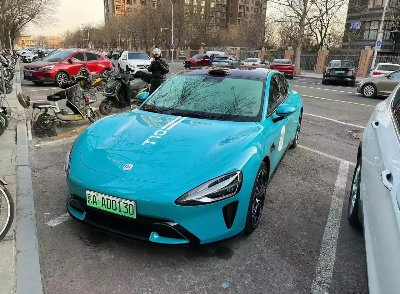 实话讲，小米SU7的上牌照是真的好看啊！价格估计35万以上了，蓝色的车身加上绿色