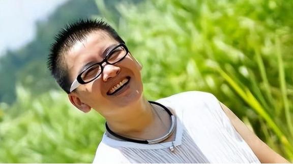 2005年，宁夏姑娘耿兰俊不顾父母反对，做了国内首例“女变男”的手术，当男性器官