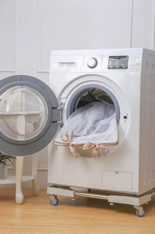 最近我听到的最离谱的传言，说是在洗衣服的时候，在里面扔入“沐浴球”和“搓澡巾”会