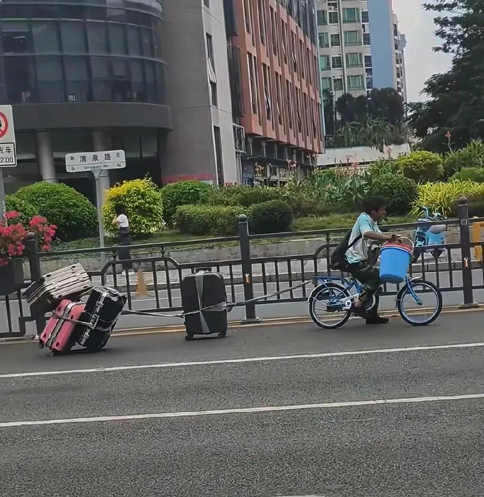 有人为了省钱，拖拖拽拽单车拼命前行。
有的明星网红，前呼后拥豪车贵狗相伴。
这就