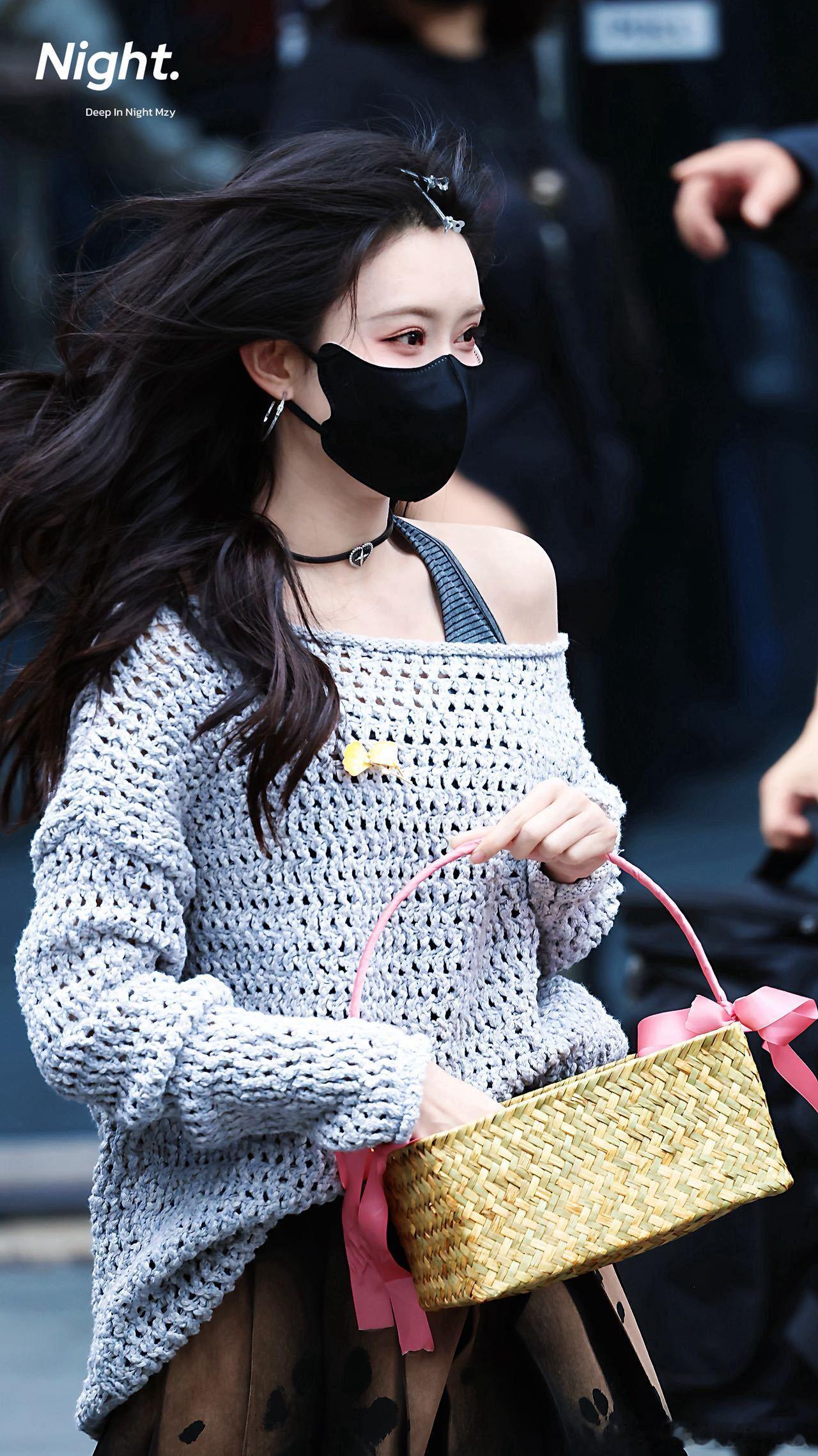 孟子义hi6上班发礼物孟子义的心意满满我们大家已经收到了，属实特别羡慕能够收到这