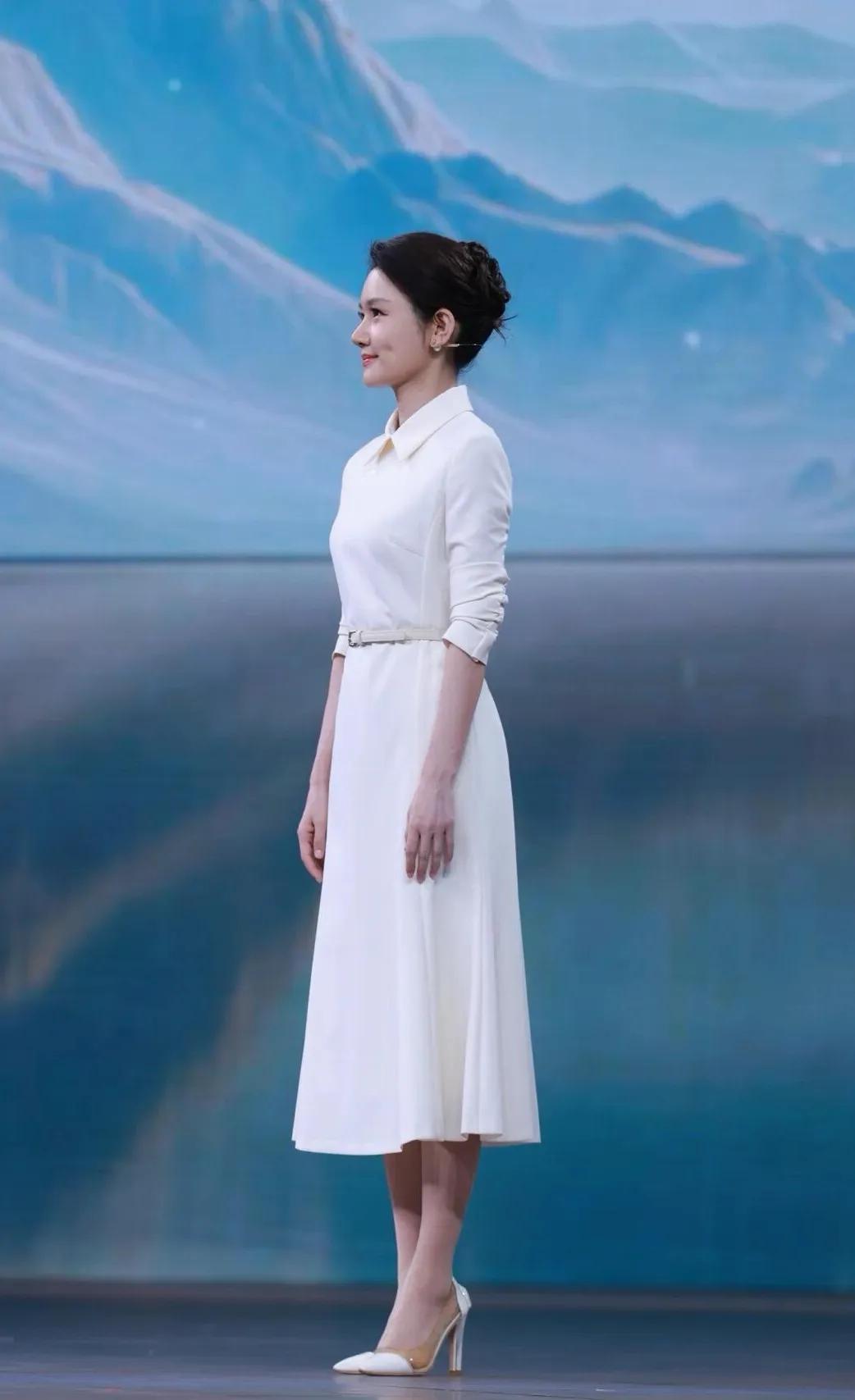 主持五届春晚的台柱子，竟没车没房？
真相听完反倒让人肃然起敬。
受央视体制约束，
