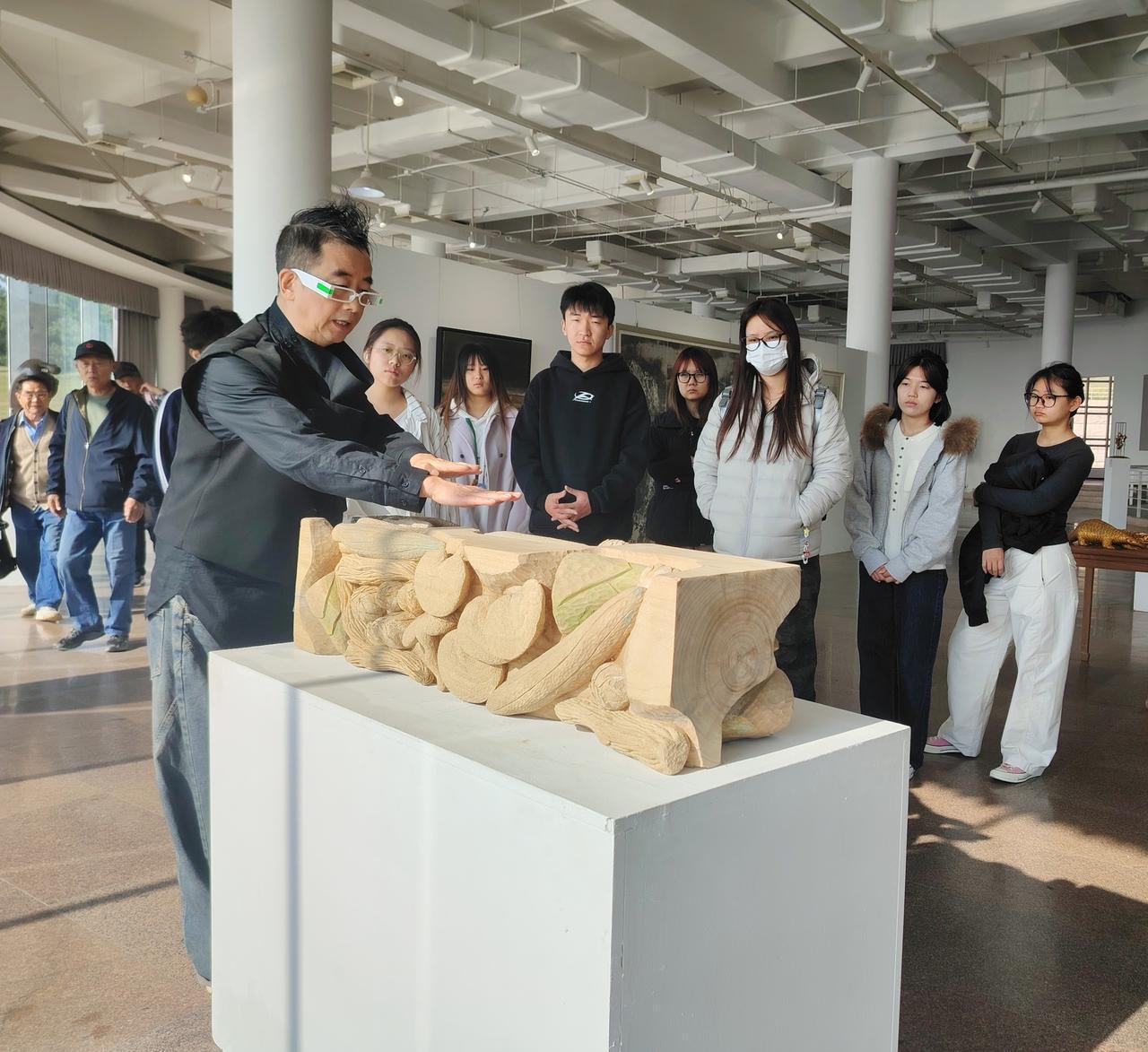 青大又把课堂搬到了展览现场，“山水相连·丹青铸魂—北京林业大学艺术作品展”还是很