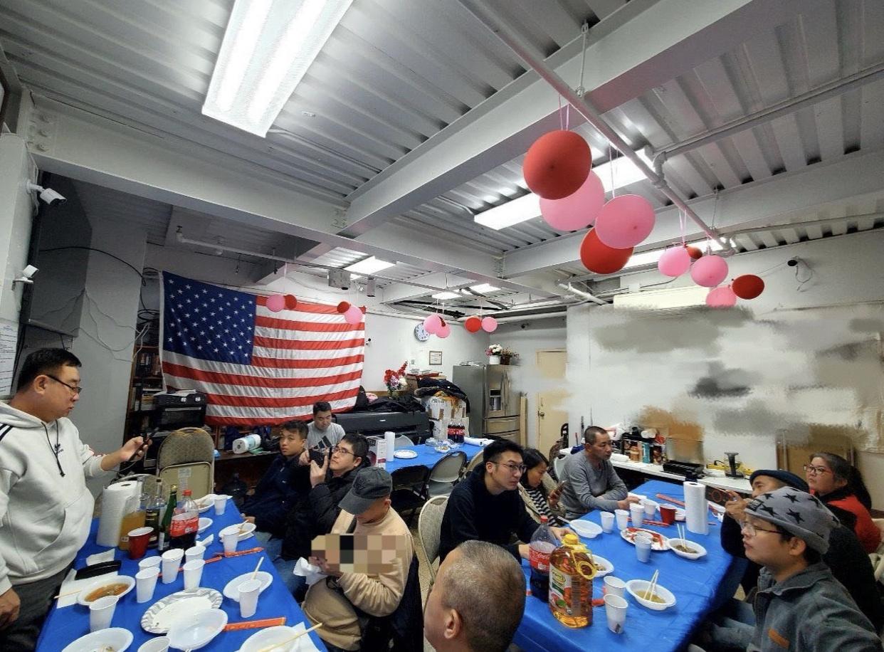 润到美国的人在美国某地下室参加年度聚会，讨论牢A的言论，以及今年如何在美国更好的