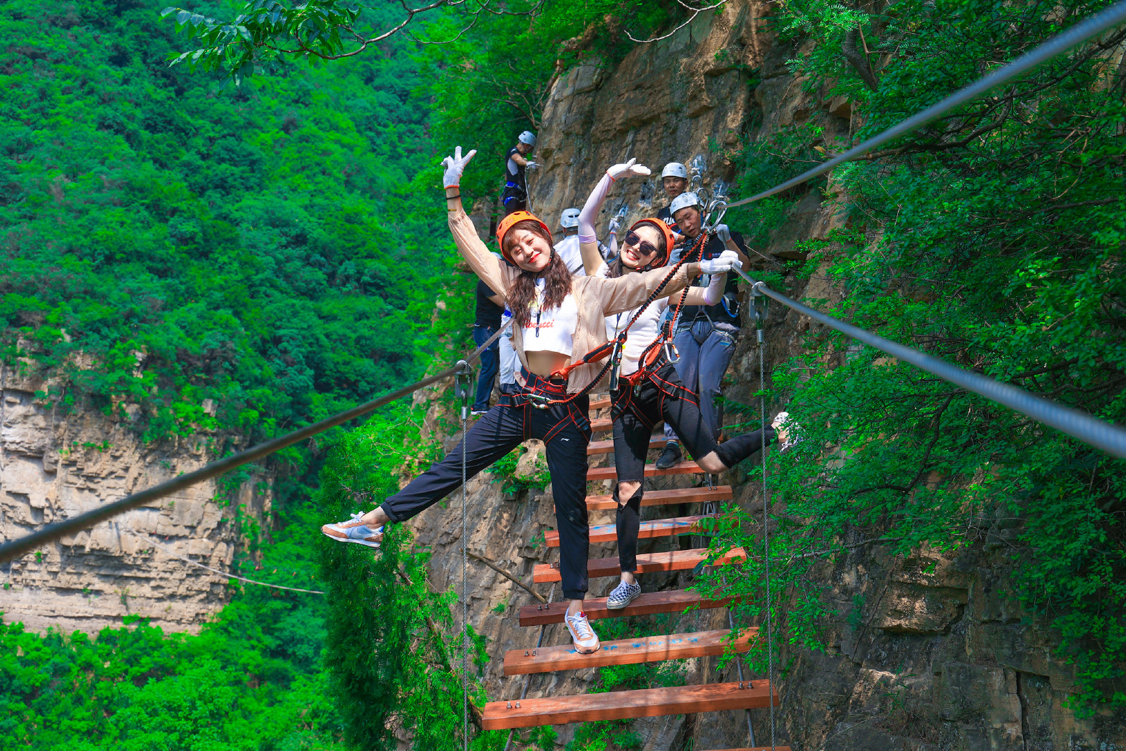 🧗‍♀️攀岩之巅，🏔️登山之行！在云台山，体验身心与自然的完美融合！🌳🌿