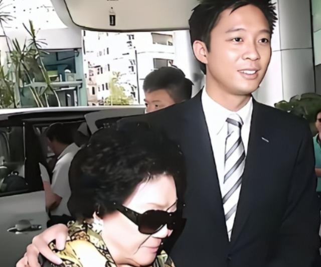 2013年，郭晶晶诞下长子霍中曦，90岁太奶奶吕燕妮在孙子霍启山搀扶下亲赴医院探