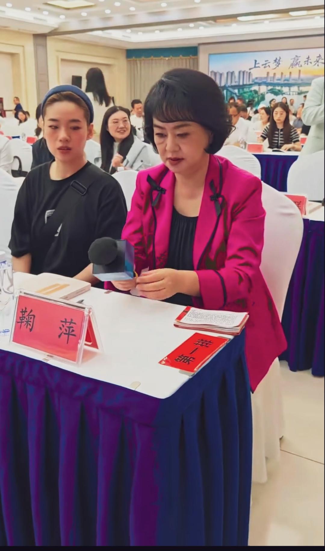 鞠萍姐姐玫红色西服，知性优雅，虽然岁月痕迹布满脸颊，但依然亲切如故。