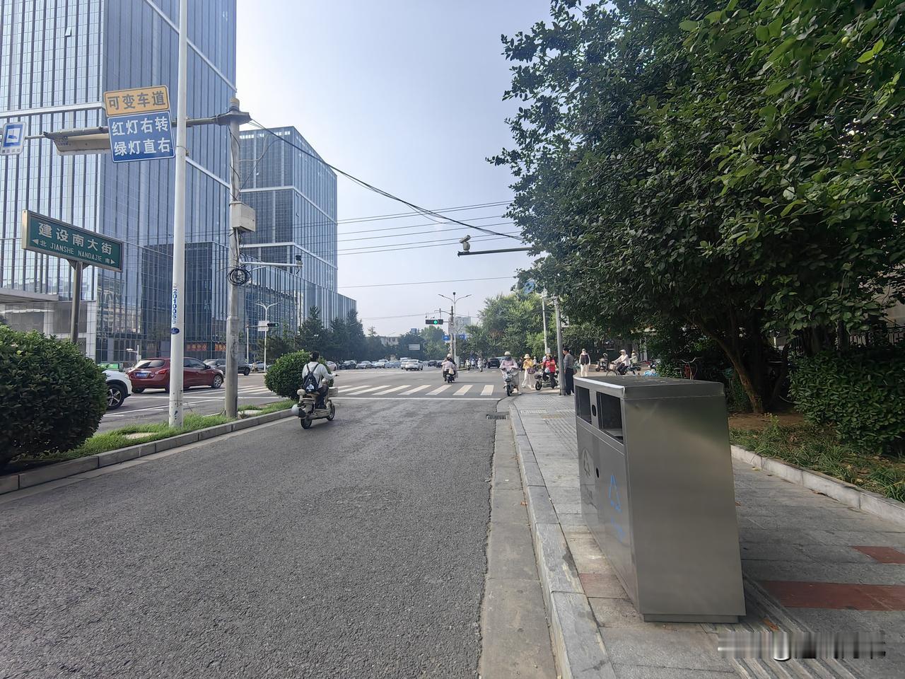 有碍视障市民通行】7月28日上午走访实拍看到，石家庄部分城区人行道盲道存在诸多通