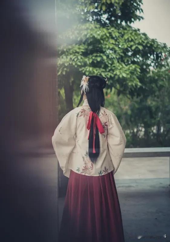 汉服宽袍大袖，飘逸灵动，承载的是华夏衣冠的庄重与浪漫，适合追求仪式感、古典意境的