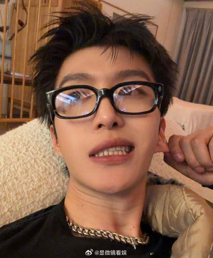 范丞丞和黑框眼镜的适配度 范丞丞的最新自拍中，黑框眼镜和他的适配度直接封神 