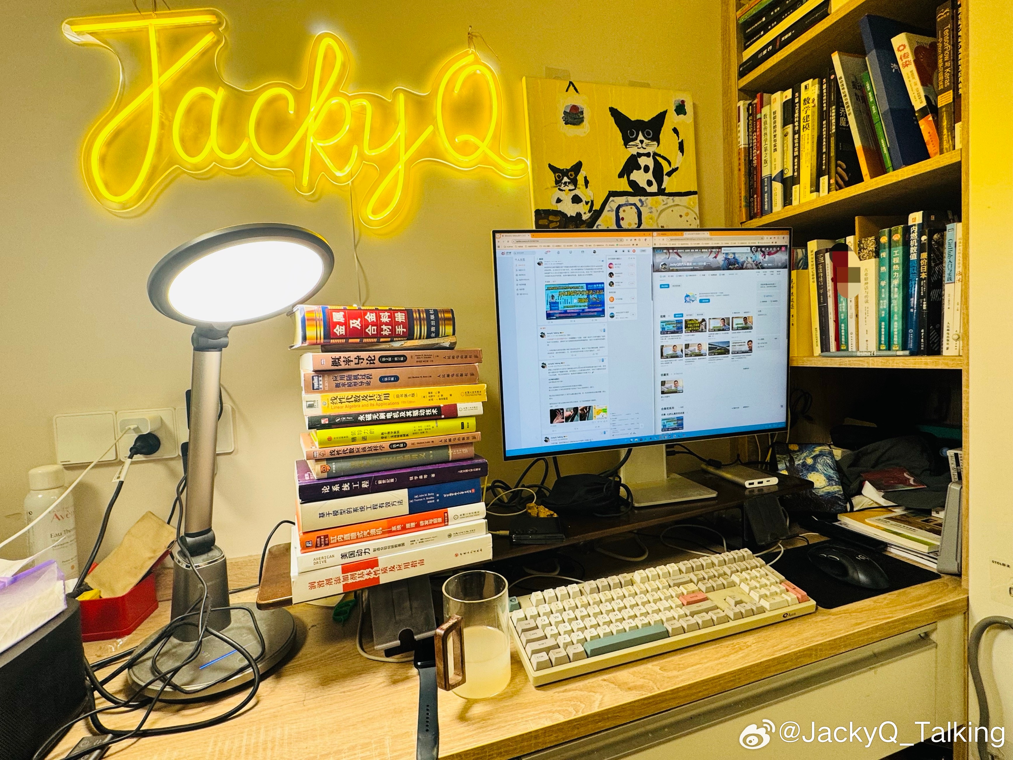 我的书桌，晚上就在这里码码字，看看书。jq的生活漫谈