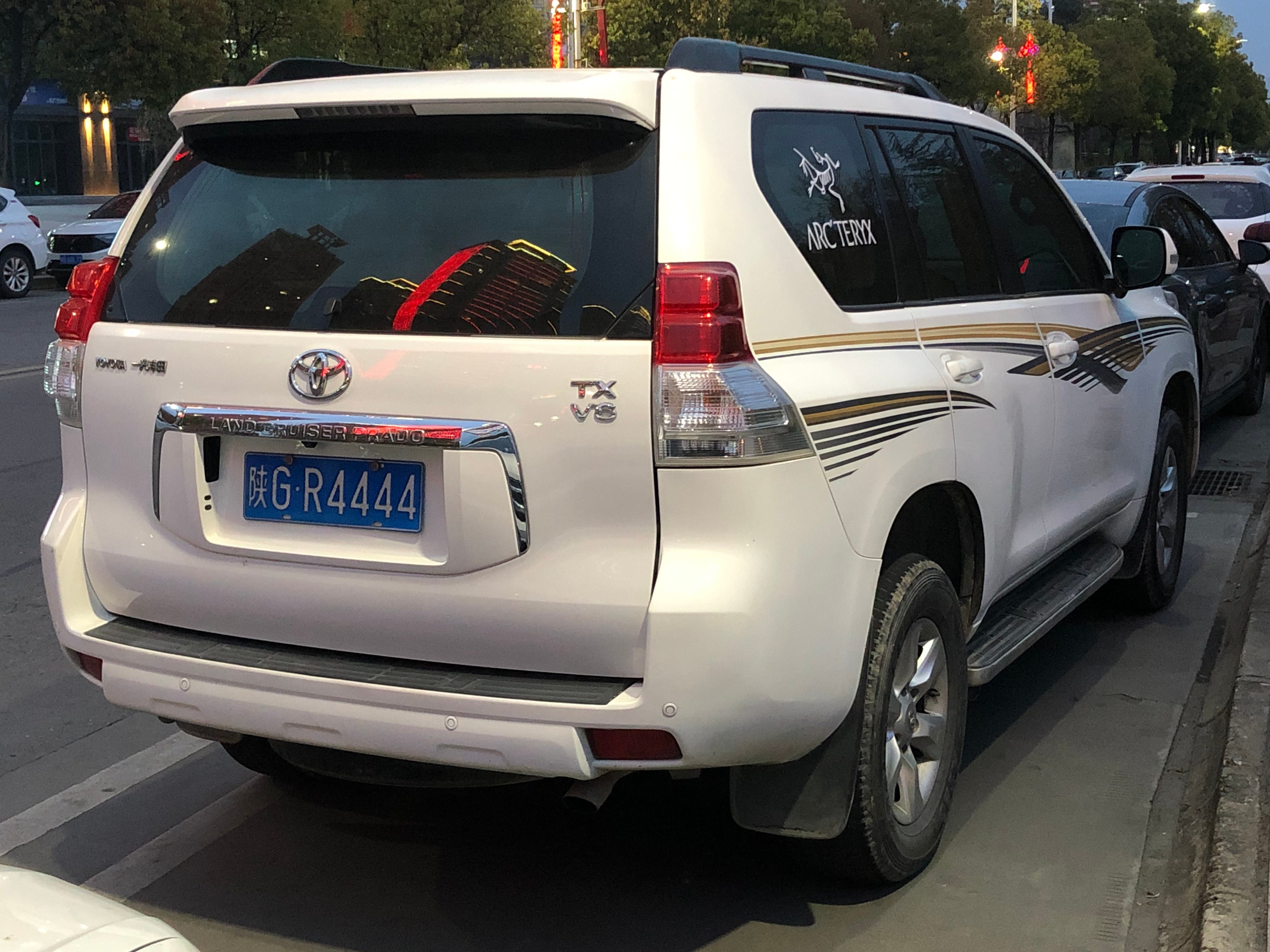 全球车牌 陕GR4444丰田普拉多TX 安康·滨江大道