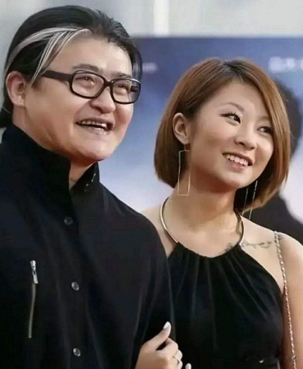 去年十月，刘欢还现身女儿在重庆的婚礼，女婿同样是音乐人。由此想来，他的离去或许并