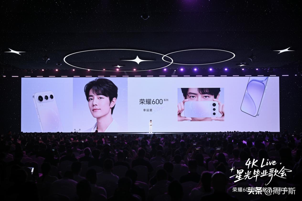 以“4K Live星光毕业歌会”为主题的荣耀600系列新品发布会在厦门举行。
