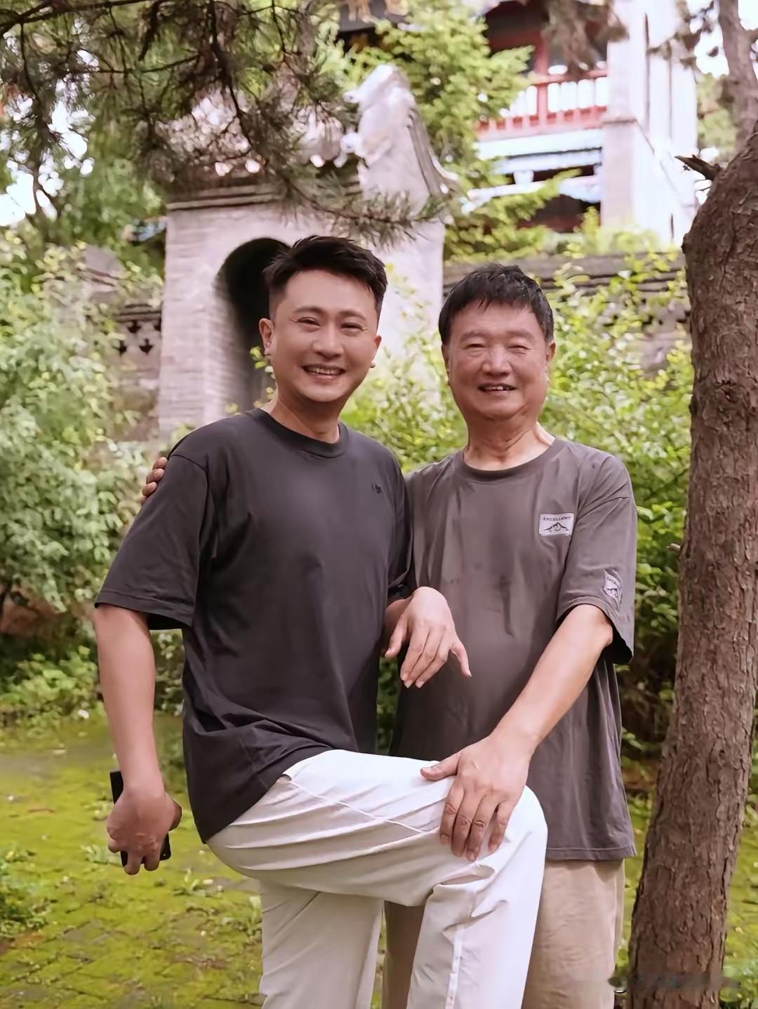 记忆真的重叠了。央视主持人杨帆和爸爸30多年后再回到当年拍照的地方依旧是同样的地