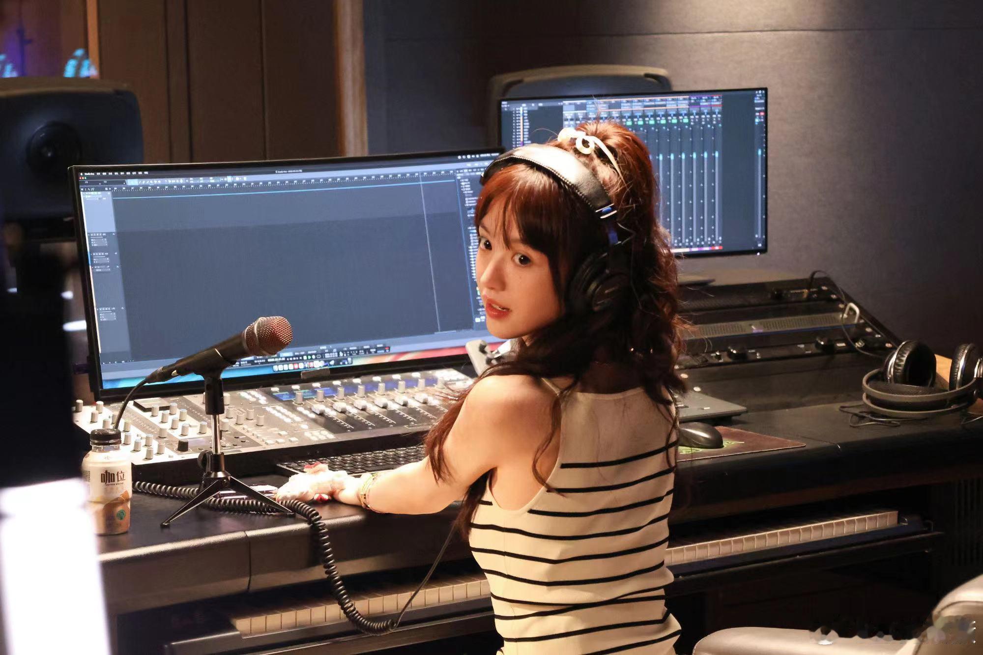 #田曦薇录音室花絮##田曦薇录音室这一回眸#田曦薇的录音室故事，充满了惊喜与感动