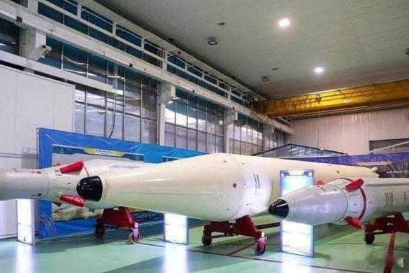 凤凰新闻【美军多方向包围，伊朗一个动作指向中俄：美国终于明白踢到铁板了】1伊朗一