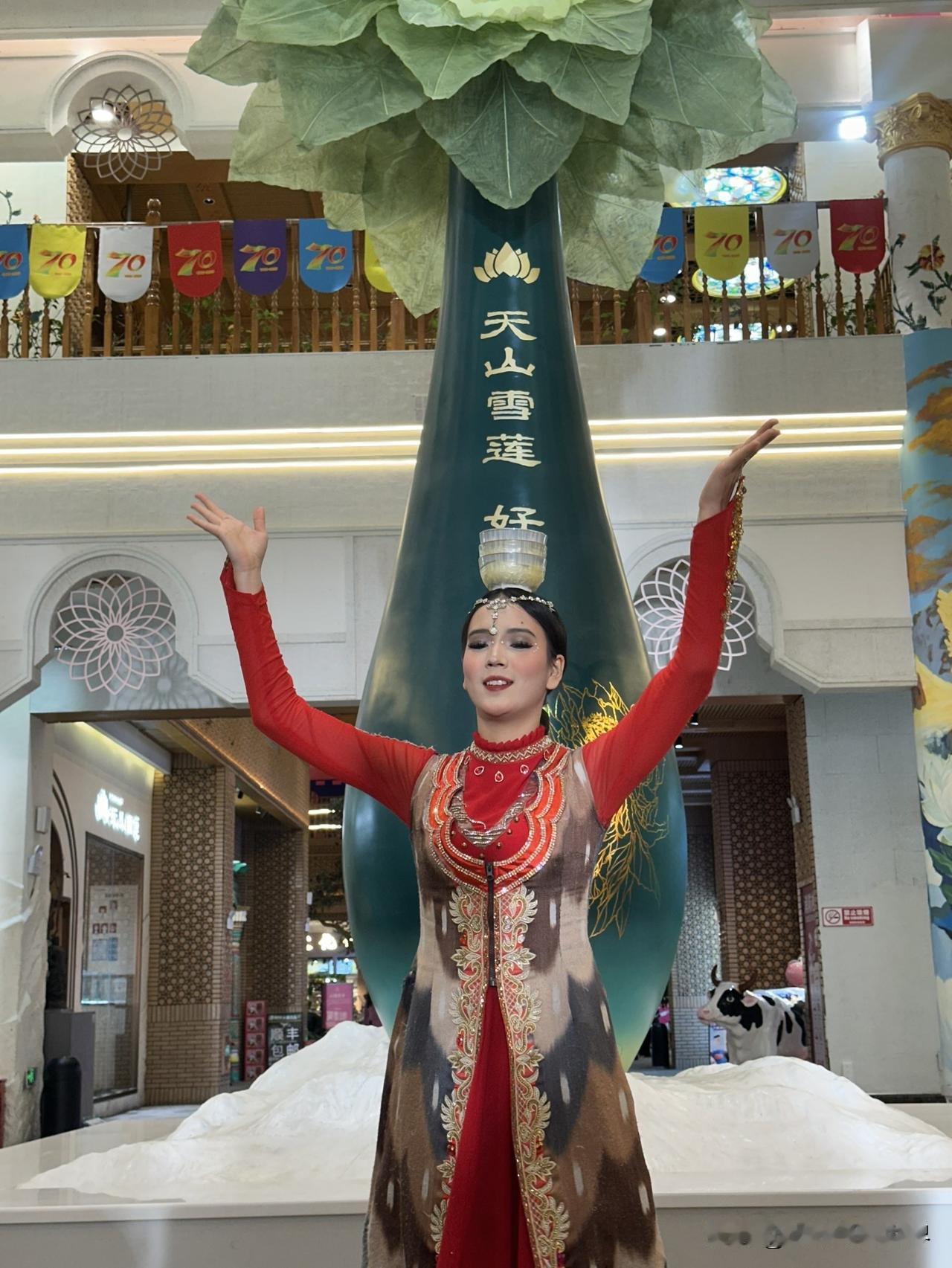 新疆乌鲁木齐，民族风情特别浓郁！尤其是到处都可以看到的新疆美女，欢声笑语，唱歌跳