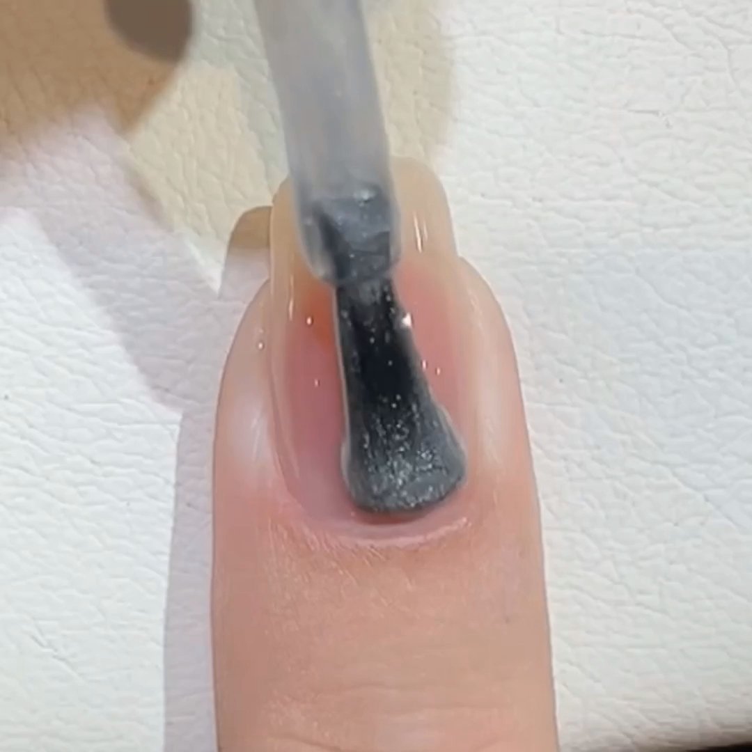 新做的猫眼亮片美甲直接被夸爆！拿咖啡的时候，亮片在灯光下折射出彩虹光，氛围感直接