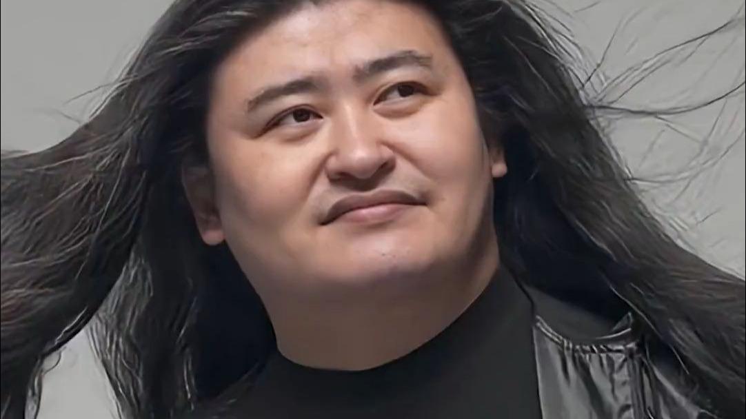 歌曲太多了，刘欢老师的很多歌曲印象深刻。
《好汉歌》刘欢老师一袭长发从远处走来，