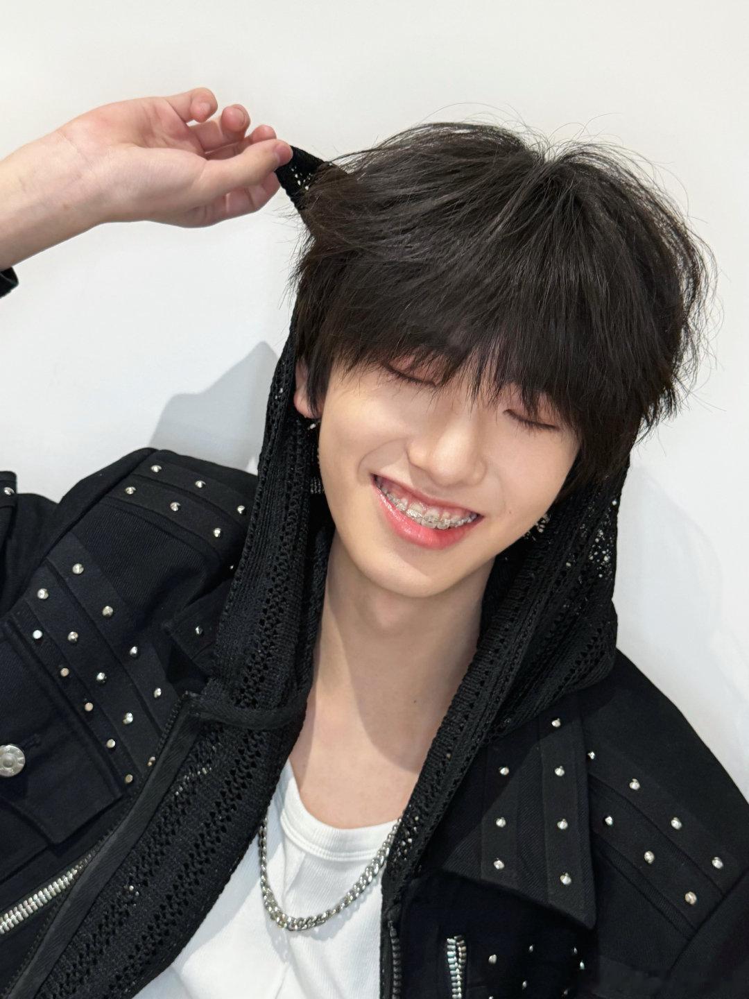 左奇函切换第二形态  左奇函切换第二形态 黑色铆钉外套、反戴墨镜超有型呀，就问谁