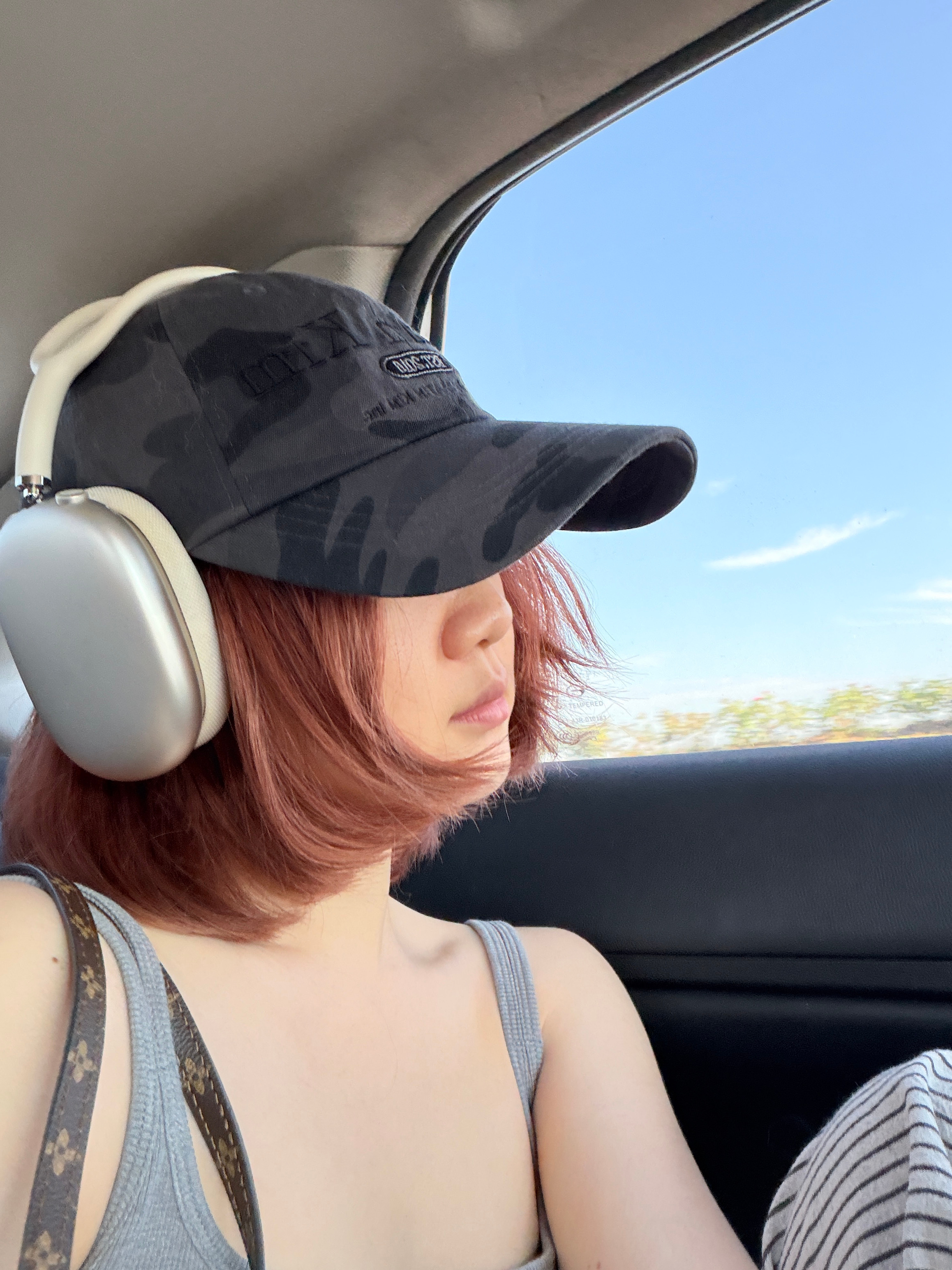 我就说网上别人戴这个耳机都特别显脸小，我每次戴都感觉自己的脸巨巨巨圆。原来是方式