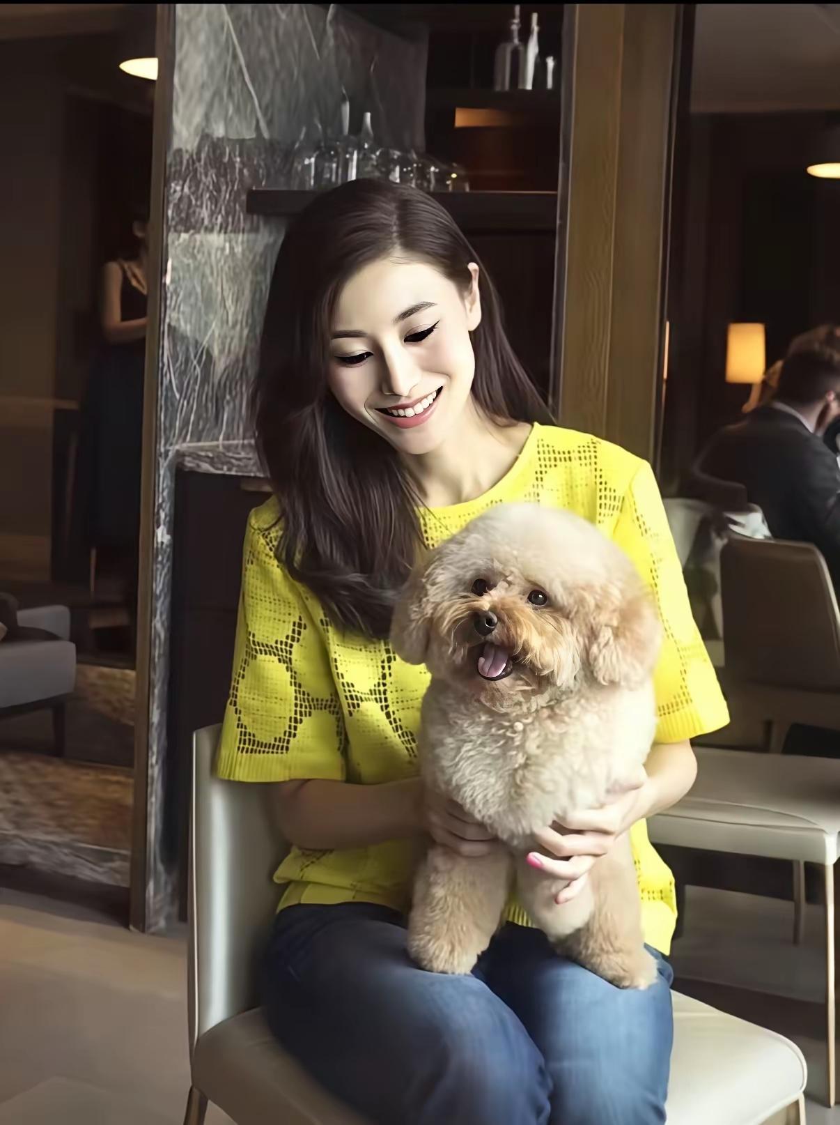 李嘉欣
容貌绝美
与船王儿子李晋亨步入婚姻殿堂
只能说过上了阔太生活
除了固定的