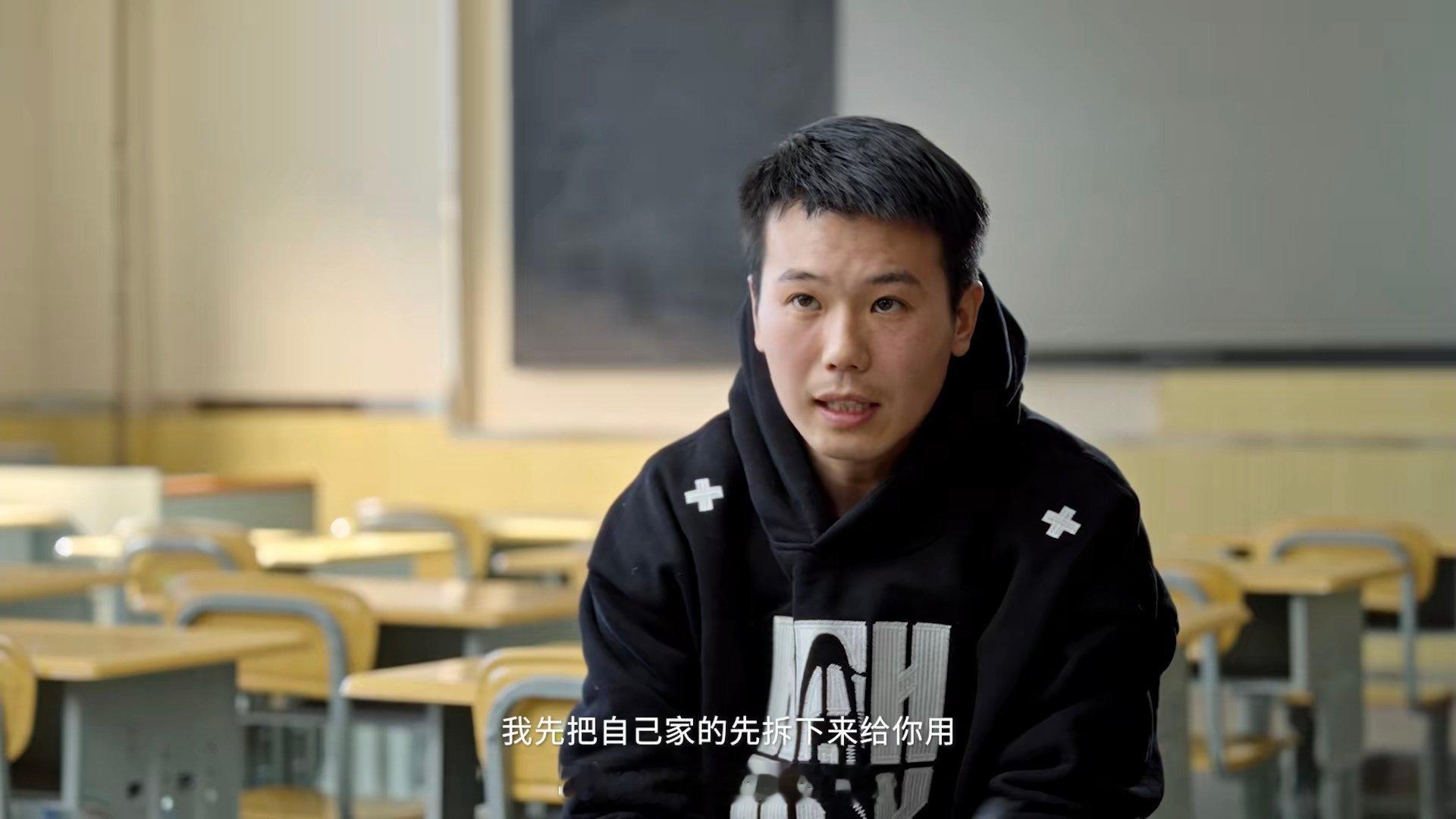 青海小球员逐梦上海的托举之手 “上海的天空，一定有猎隼在飞翔。”支教，传递着最朴