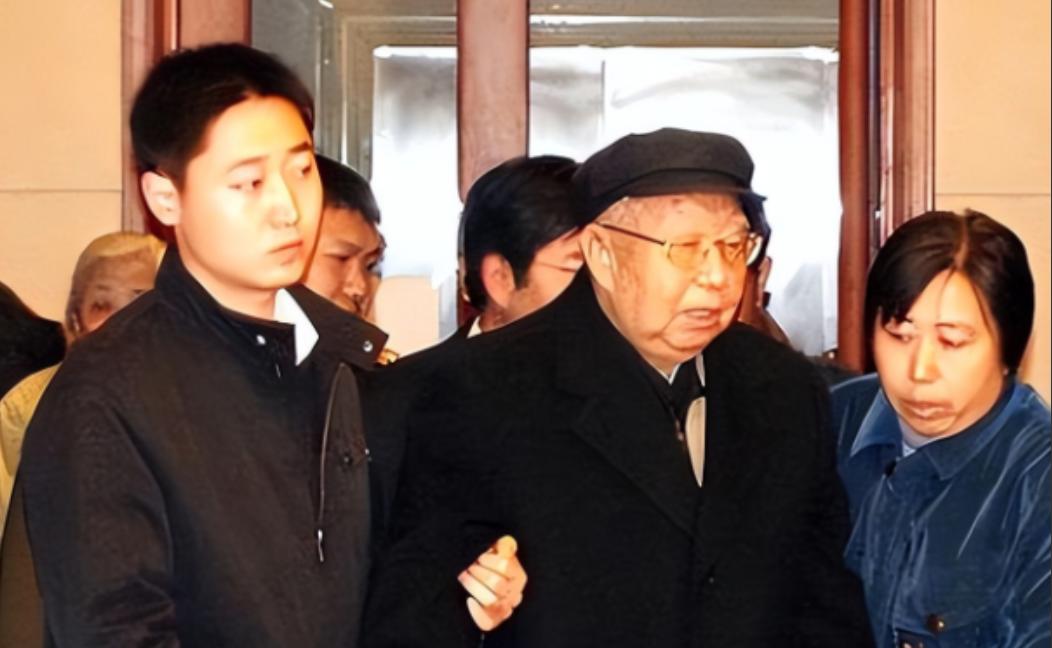 2007年，华国锋最后一次去毛主席纪念堂，临走时高喊一句话，在场的人听了无不感动