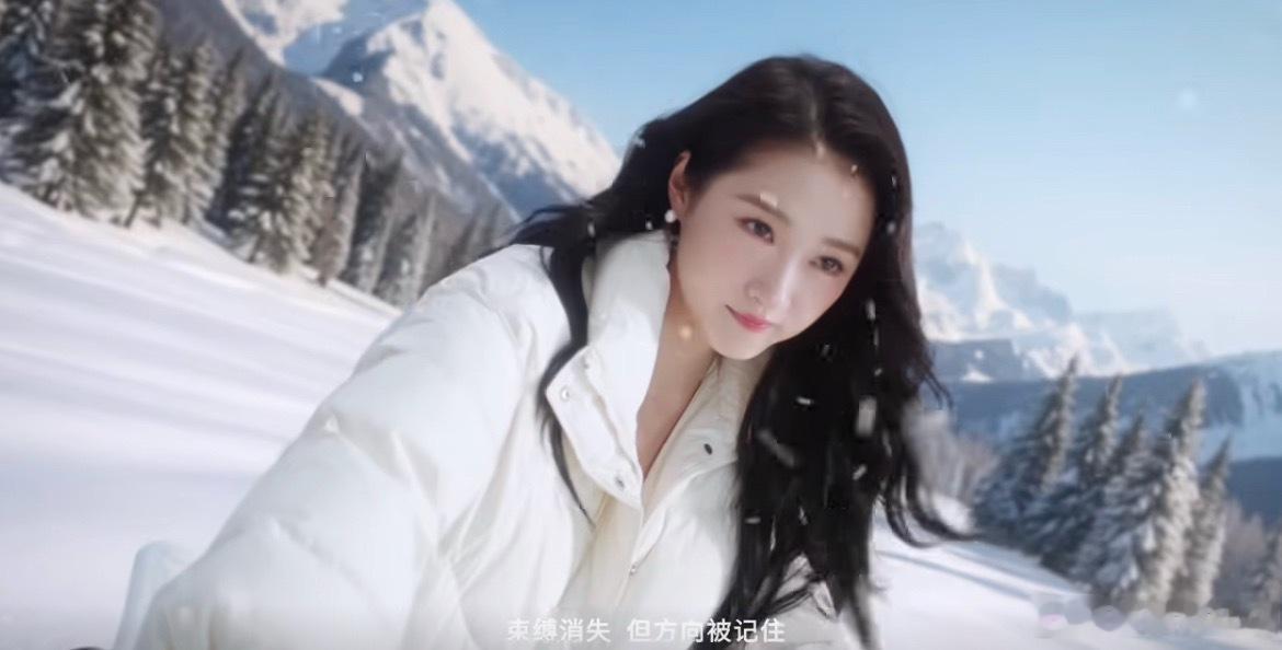关晓彤以纯品牌全球代言人关晓彤姐感穿搭  真的很难不爱这一组！关晓彤和YISHI