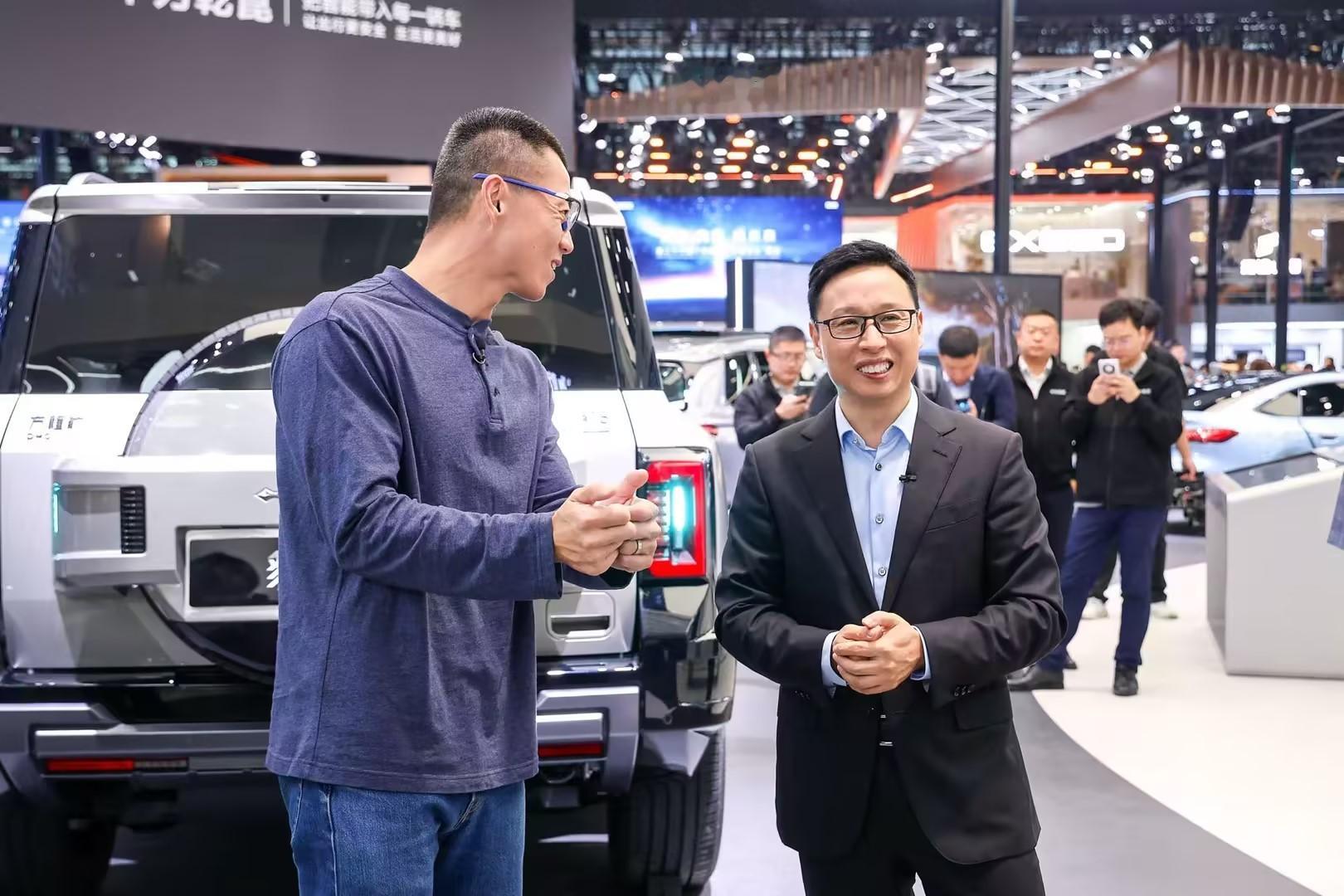见证了一幕：智驾不再是“选配”，是选车理由华为乾崑展台遇到陈震与靳玉志联手直播，