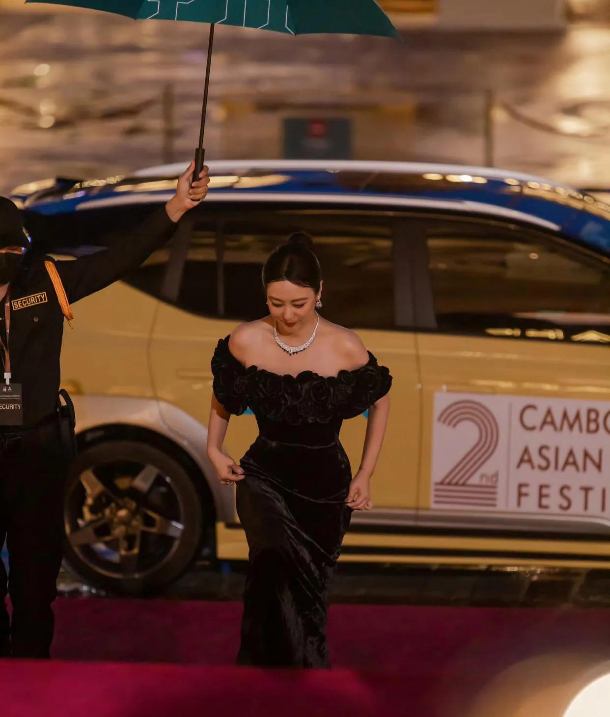 郝蕾亮相第二届柬埔寨亚洲电影节，一身黑色礼裙，优雅高贵，风姿绰约，犹如夜中繁星，