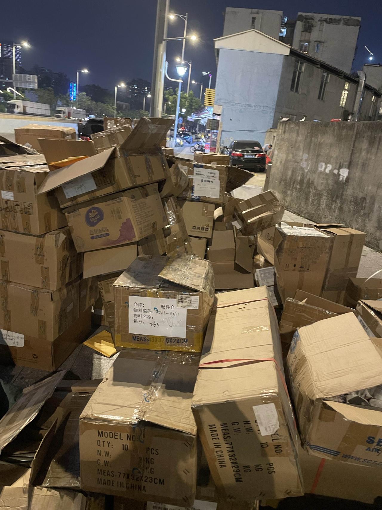 今晚又来鬼市淘货了，老板拉来了一堆的电子元器件老街鬼市 民间鬼市 鬼市档口