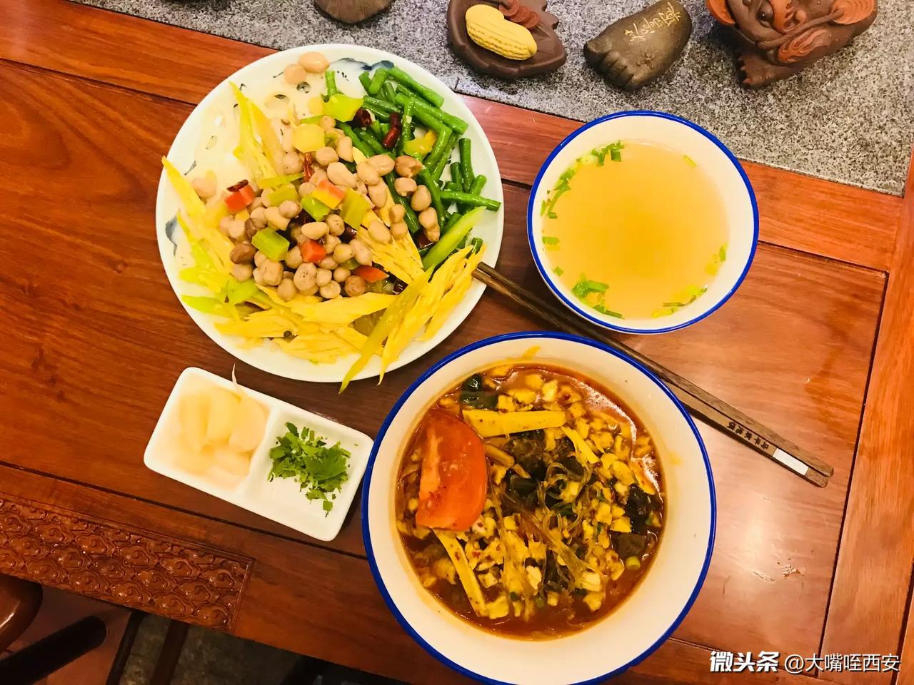 清雅居马平家泡馍&小炒，老字号，口味不输坊上，推荐小炒，酸辣味十足，黄花菜、豆腐