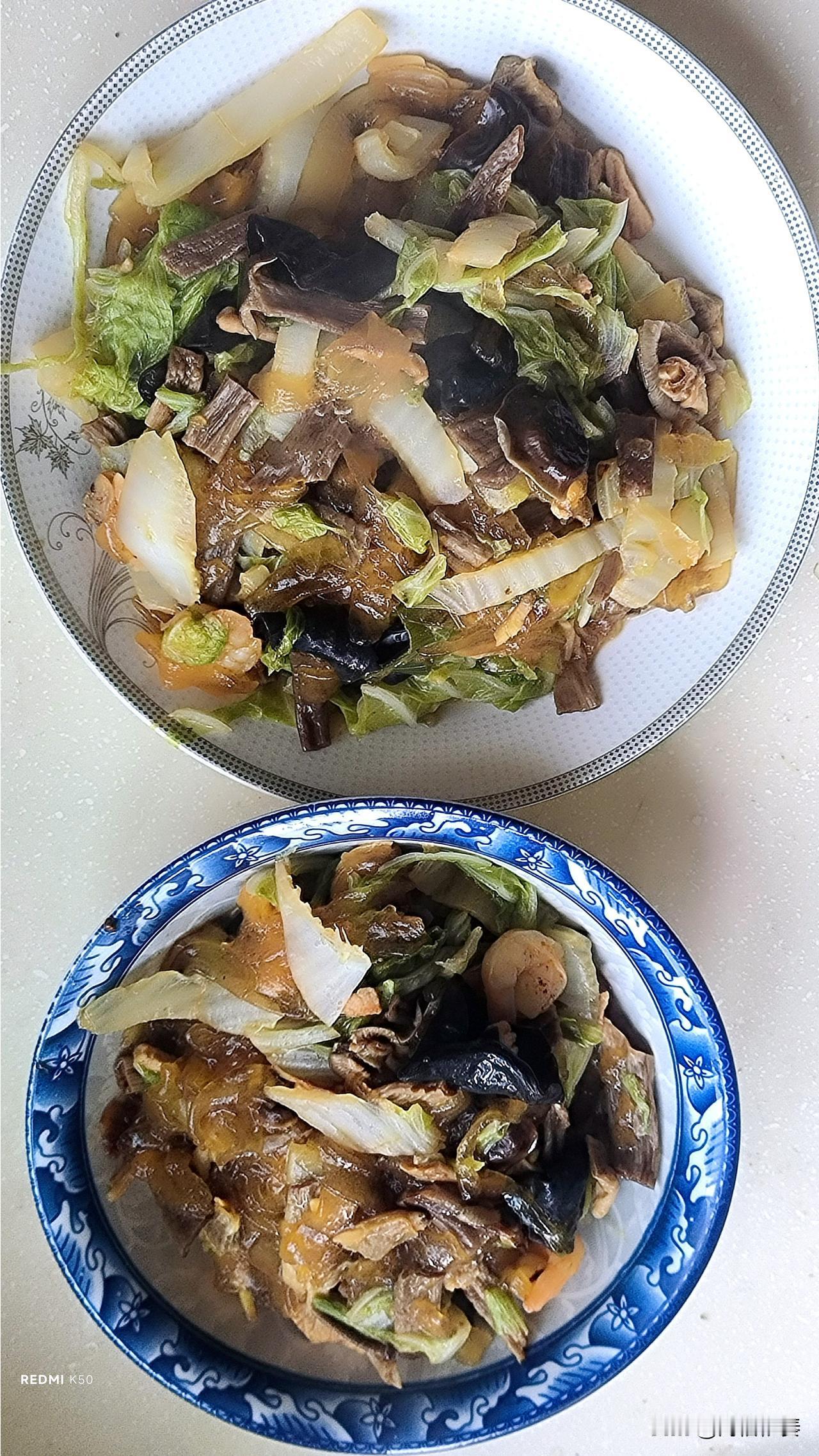 昨天买的白菜，掰掉外层老帮子，留下嫩菜帮洗净，中午做了粉条白菜。
 
小时候冬天