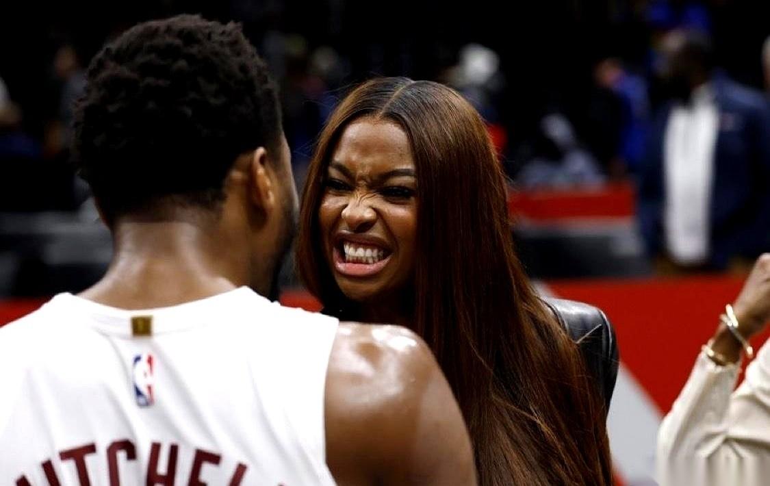 哈登加盟克利夫兰的消息弹出来时，米切尔没给经纪人打电话，也没在球队群里发一个字。