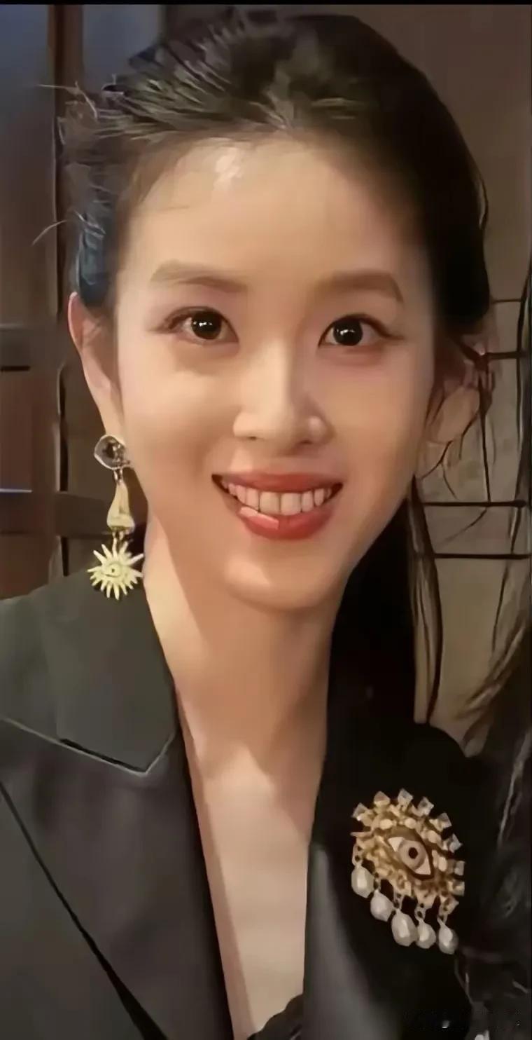 财运这东西有时候真的很玄，
章泽天看起来并不是大富大贵的面相，
说实话，反而看着
