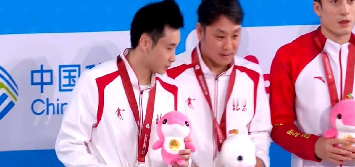 曹缘跳崩了，站错领奖台，没躲没藏。
练俊杰干净利落，金牌拿得实打实。
没人骂他，