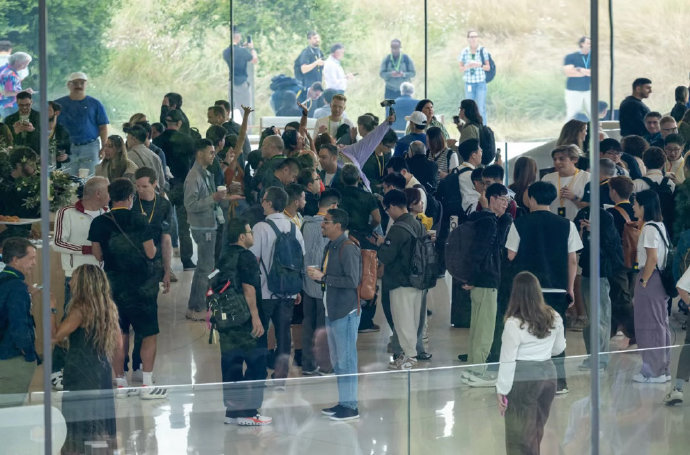 【苹果可折叠iPhone路线图曝光：苹果可折叠iPhone已规划至第三代，屏幕更