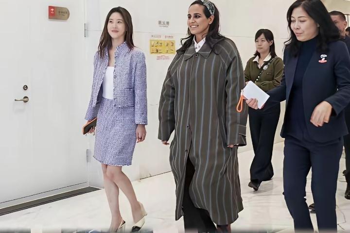 2026年3月29日，卡塔尔公主玛雅莎到访京东总部，章泽天亲自接待全程陪同，两人